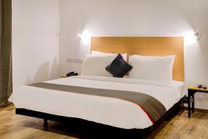 เตียงในห้องที่ Ocean Suites Near Delhi International Airport