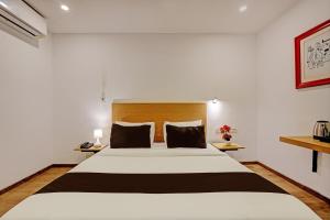 מיטה או מיטות בחדר ב-Ocean Suites Near Delhi International Airport