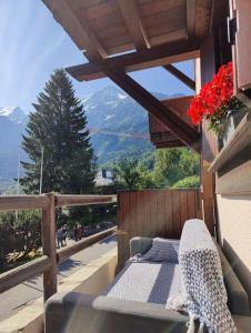 a balcony with a bed and a view of a mountain at Appartement près ski télécabine 4 in Les Houches