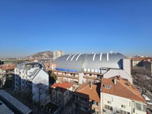- une vue sur un bâtiment d'une ville avec des bâtiments dans l'établissement Studio Apartament 47А- Trakia 54 А, à Plovdiv