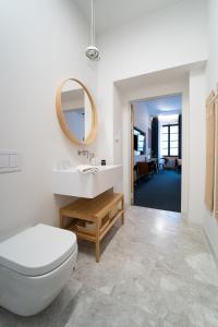 bagno con servizi igienici, lavandino e specchio di Avatary Miasta a Lublino