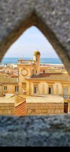 una ventana con vistas a un edificio en Appartement calme à deux pas de la mer, en Saintes-Maries-de-la-Mer