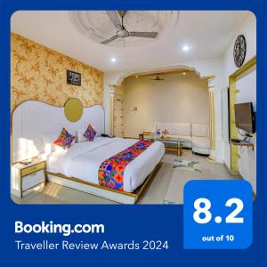 een hotelkamer met een bed en een televisie bij FabHotel Prime Rockstar Suites in Calcutta