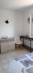 a room with a dresser and a desk and a chair at Dolce Notte in Saintes-Maries-de-la-Mer