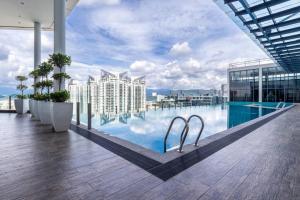 une piscine sur le toit d'un bâtiment dans l'établissement Novo Ampang, Glengeagles Executive Suite, à Kuala Lumpur