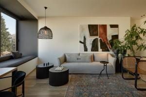 un soggiorno con divano e tavolo di Athens Woo Suites ad Atene