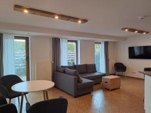 un soggiorno con divano e tavolo di Souterrain-Apartment in Wehlheiden Kassel a Kassel