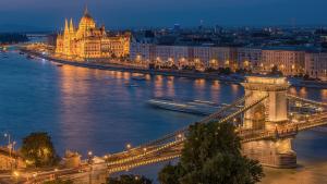 vistas a un puente sobre un río por la noche en Riverside luxury panorama home - SmartTV, FastWiFi, en Budapest