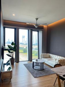 ein Wohnzimmer mit einem weißen Sofa und einem Tisch in der Unterkunft Penang Amazing SeaView Private Lift 梹城富人区绝美海景公寓私人电梯 in Tanjong Tokong