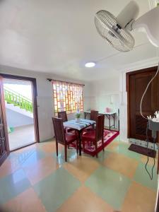 uma sala de jantar com mesa e cadeiras em Centro Guest House em Siem Reap