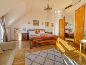una camera da letto con un letto e un soggiorno di Villa Panoráma a Eger