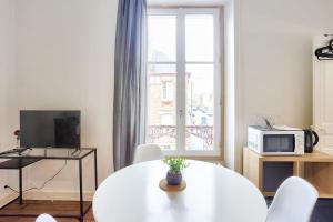 Μια τηλεόραση ή/και κέντρο ψυχαγωγίας στο Joli studio au calme proche Parc du Thabor/centre
