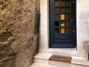 a door with a welcome sign in front of a building at La Figuière in Manosque