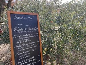 Zahrada ubytování Auberge de la Table Ronde + 4 fotografie