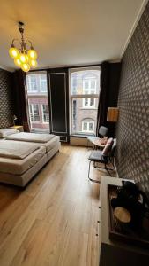 1 dormitorio con cama y ventana grande en Drostenstraat (voor groepen), en Zwolle