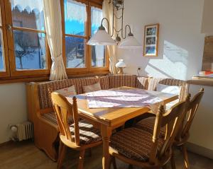 mesa de comedor con sillas y sofá en Hörnerblick en Fischen