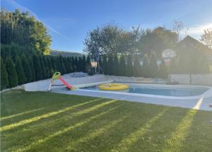 a backyard with a pool with a inflatable at Chambre Lumineuse Dans Une Maison Moderne in Treyvaux