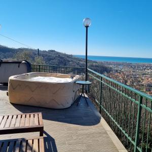 eine Badewanne auf einem Balkon mit Aussicht in der Unterkunft BeB La Terrazza Sui Fieschi in Cogorno