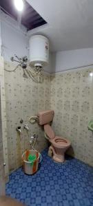 科代卡那的住宿－kodai 360 (bachelors only)，一间带卫生间和桶的浴室