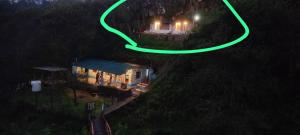 科代卡那的住宿－kodai 360 (bachelors only)，夜晚在周围环绕绿圈的房子