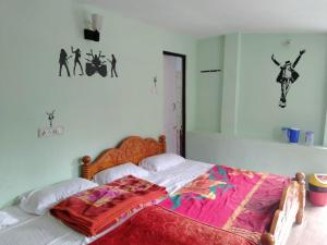 科代卡那的住宿－kodai 360 (bachelors only)，一间卧室配有一张带粉红色棉被的床