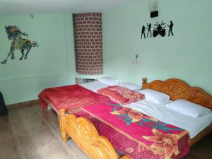 科代卡那的住宿－kodai 360 (bachelors only)，一间卧室配有一张带粉色毯子的木床
