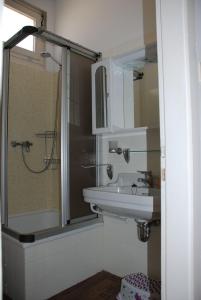 a bathroom with a sink and a shower at Haus Sonnensegler - Ferienwohnung in Cuxhaven