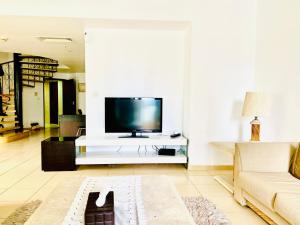 Una televisión o centro de entretenimiento en Living Room JBR