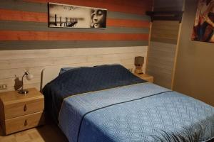 Un pat sau paturi într-o cameră la Slim's Cocoon House next to airport for 2à3 pers