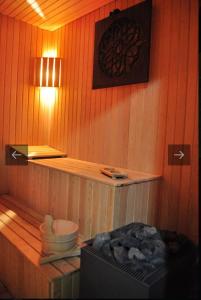 um quarto com uma sauna com um chapéu numa prateleira em MİDYAT LADİNOS OTEL em Midyat