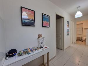 a room with a counter with books on it at Appartement 2 pers, terrasse, piscine, parking in Saint-Rémy-de-Provence