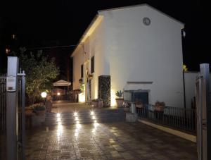 un edificio blanco con luces en una calle por la noche en La Terrazza sulla Valle, en Agrigento