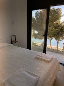 Schlafzimmer mit einem Bett und Meerblick in der Unterkunft Veuràs el Mar - Madrague Beach apartment 15 in Roses