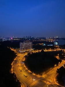 - Vistas nocturnas a una ciudad con edificios y luces de calle en The Twelve Putrajaya, en Putrajaya