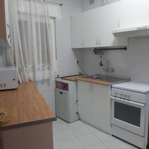 cocina con electrodomésticos blancos y encimera en Casa en Pinilla de Buitrago, en Gargantilla del Lozoya
