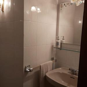 Baño blanco con lavabo y espejo en Casa en Pinilla de Buitrago, en Gargantilla del Lozoya