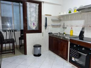 - une cuisine avec un évier et un comptoir dans l'établissement Appart central avec terrasse, à Tanger