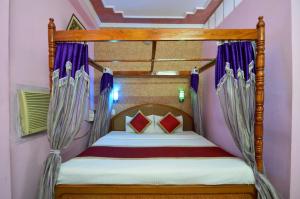 Postel nebo postele na pokoji v ubytování HOTEL JAI MAA PALACE