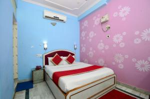 Postel nebo postele na pokoji v ubytování HOTEL JAI MAA PALACE