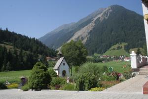 un petit village avec une montagne en arrière-plan dans l'établissement Landhaus Notburga, à Gries im Sellrain