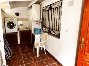 uma pequena cozinha com uma mesa e uma cadeira em Apartamentos Inter Gandia Playa em Gandia