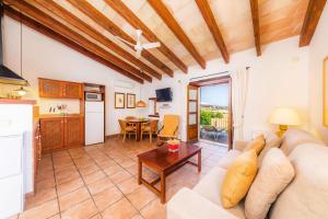 a living room with a couch and a table at Sa Rota den Palerm 3 in Lloret de Vistalegre