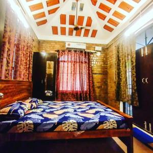 1 dormitorio con 1 cama en una habitación con cortinas en Paradise Eco Villa, en Auroville