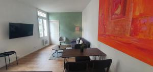 sala de estar con mesa y algunas sillas en BEL Appartement Neuf Lumineux en Niza