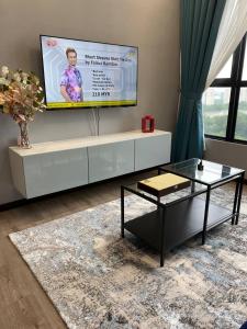 ein Wohnzimmer mit einem Flachbild-TV an der Wand in der Unterkunft The Twelve Putrajaya in Putrajaya