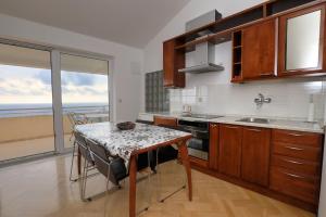 Kuchyň nebo kuchyňský kout v ubytování Apartments Simic