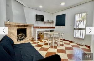 巴埃薩的住宿－VIVIENDA TURISTICA LA CASA DE BAEZA，客厅配有桌子和壁炉