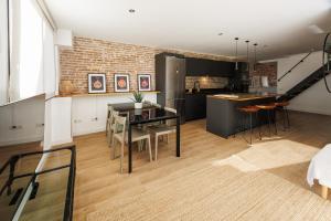 uma cozinha e sala de jantar com uma mesa de jantar e uma escadaria em Atico duplex Playa Area barcelona con SPA exterior em Montgat