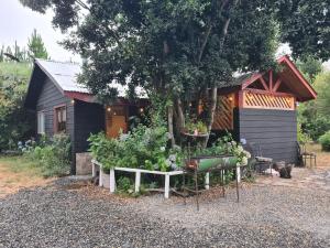 ein Haus mit Garten davor in der Unterkunft Cabaña Martita in Pucón