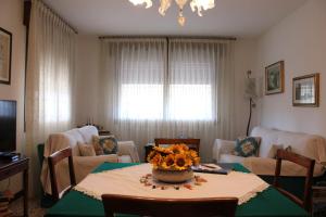 sala de estar con mesa, sillas y ventana en Affittacamere Da Lina, en Vittorio Veneto